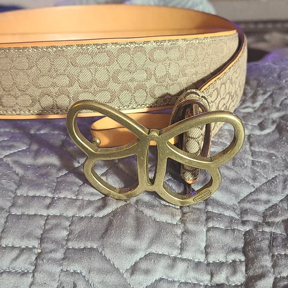 Coach Women\'s Belt with Gold Butterfly Buckle and Cream Strap Coach reversible leather belt PRM EU main image 3